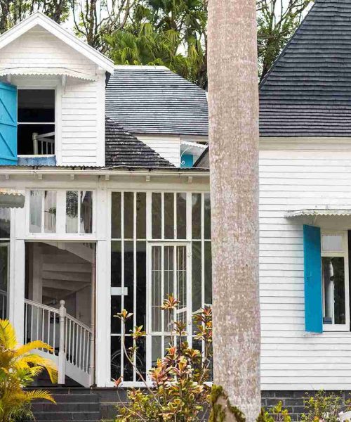 an-old-colonial-style-house-on-the-island-of-mauri-2025-03-27-00-57-10-utc_11zon